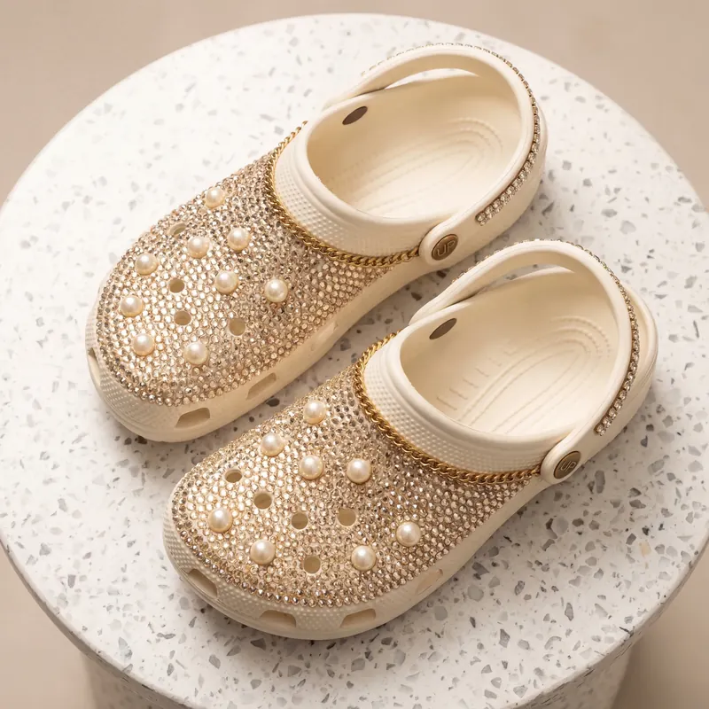 Crocs customisées Ivoire × Perles — perles nacrées ivoire, strass cristal blanc, chaîne argent