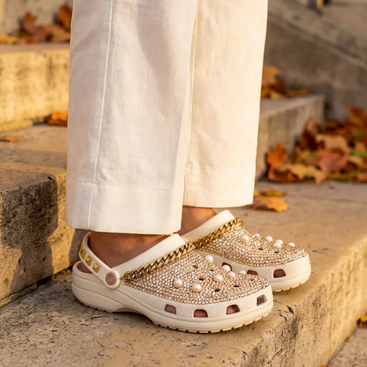 Édition Ivoire × Perles portée — tenue ivoire, escaliers pierre, lumière naturelle