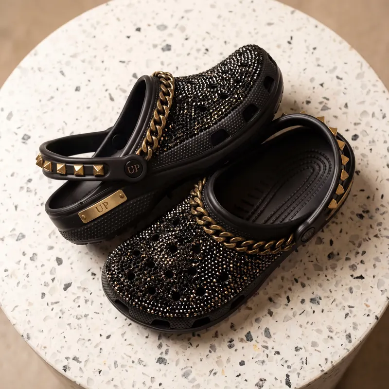Crocs customisées Onyx × Or — cristaux noirs AB jet, chaîne bronze antique, studs pyramide or